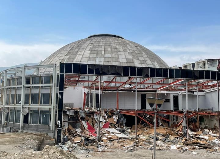 Започна уривањето на старата конструкција на Универзална сала