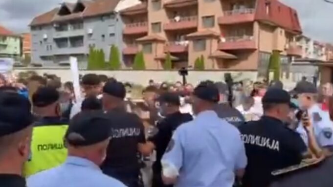 ВИДЕО: Демонстранти го пробија полицискиот кордон пред седиштето на ДУИ, бараат правда и оставки за пожарот во модуларната болница