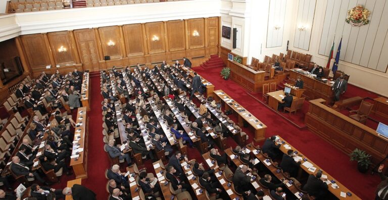 Бугарија од денеска ги замрзна цените на струјата, парното и водата