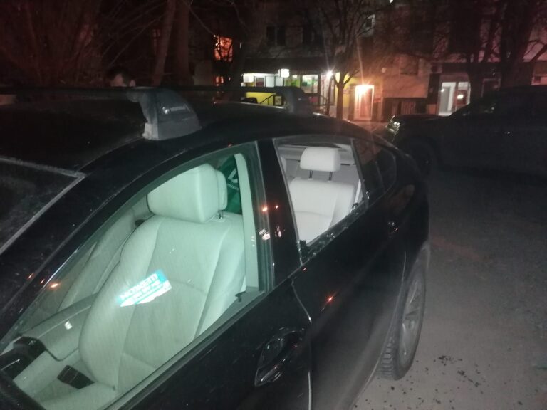 (Фото) Искршено стакло на автомобилот на претседателот на Здружението за македонско-бугарско пријателство Добре Митрев
