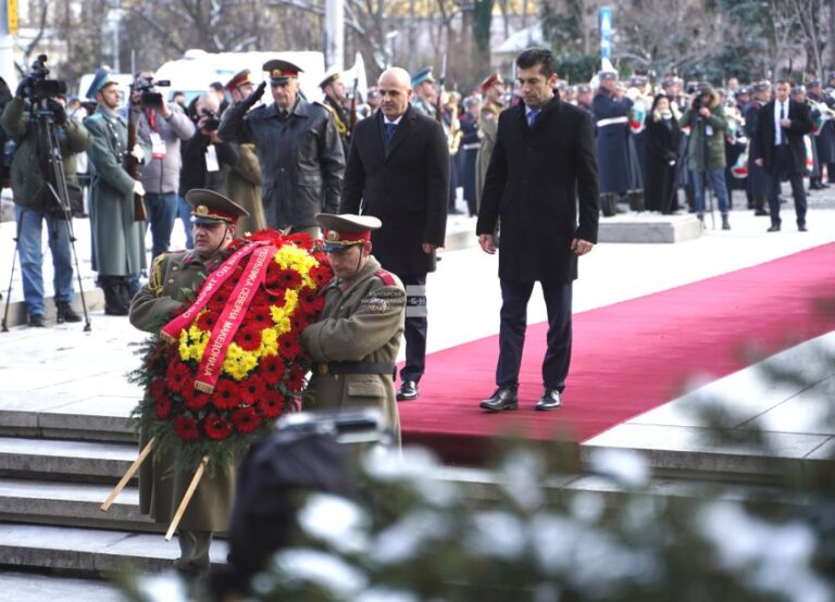 (Фото) Петков го пречека Ковачевски во Софија