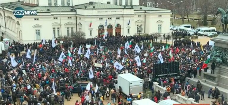 (ВИДЕО) Протести пред Собранието во Бугарија поради новите  рестриктивни ковид мерки