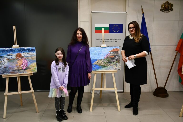 (Галерија) Изложбата „Морски приказни“ на Весела Величкова отворена во Бугарскиот културно-информативен центар во Скопје