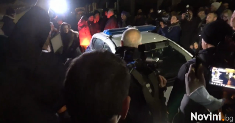 (Видео) Приврзаници на Бојко Борисов се собраа пред неговиот дом во Банкја