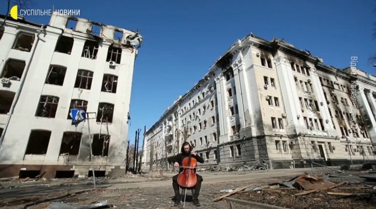(Видео) Еден човек, едно виолончело и еден разрушен град…  Слава Україні! Героям слава!