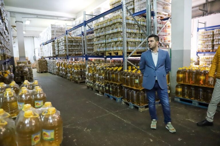 Бектеши се фотографираше со илјадници шишиња зејтин: Нема место за паника