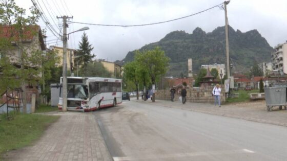 Се судрија два автобуси во Прилеп, повредени повеќе од 20 патници