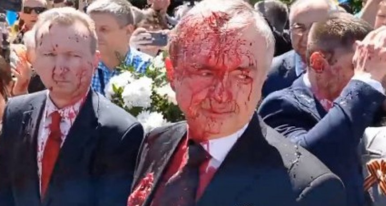 Видео: Рускиот амбасадор во Полска испрскан со црвена боја