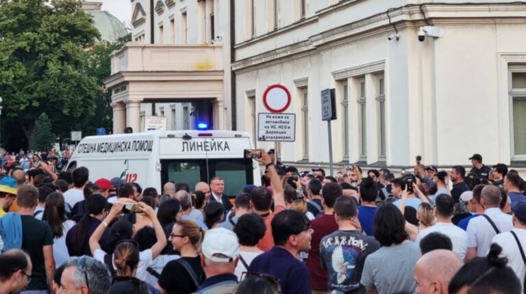 Во Софија се одржуваат два митинга за поддршка на бугарската влада