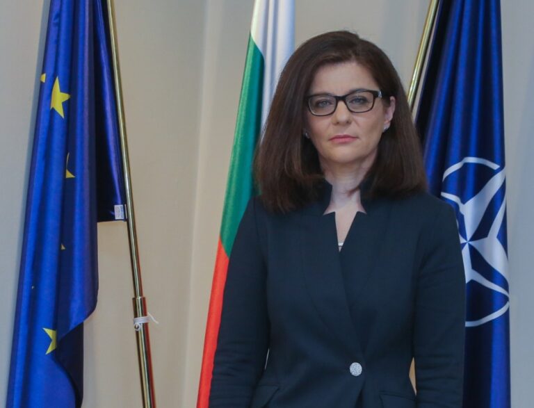 Бугарската министерка за надворешни работи Теодора Генчовска поднесува оставка