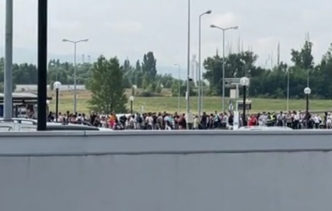 Анонимна дојава за бомба го затвори аеродромот во Софија, евакуирани двата терминали (ВИДЕО)