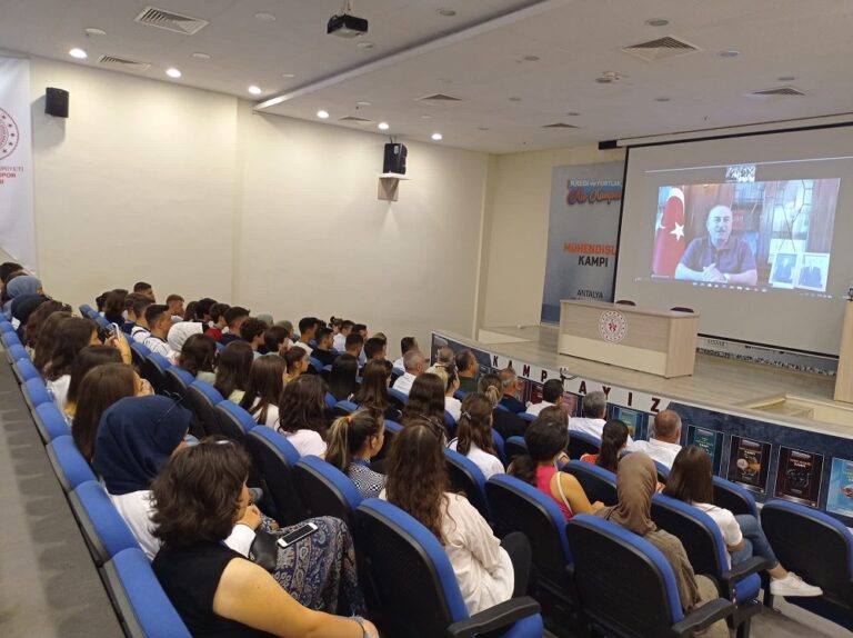 Турскиот министер за надворешни работи Чавушоглу се сретна со млади од Скопје