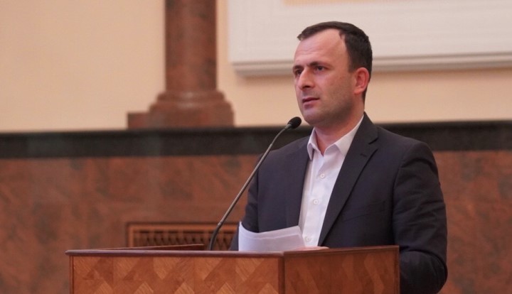Митрески: Мицкоски прво немаше против Бугарите да влезат во Уставот, а сега е против