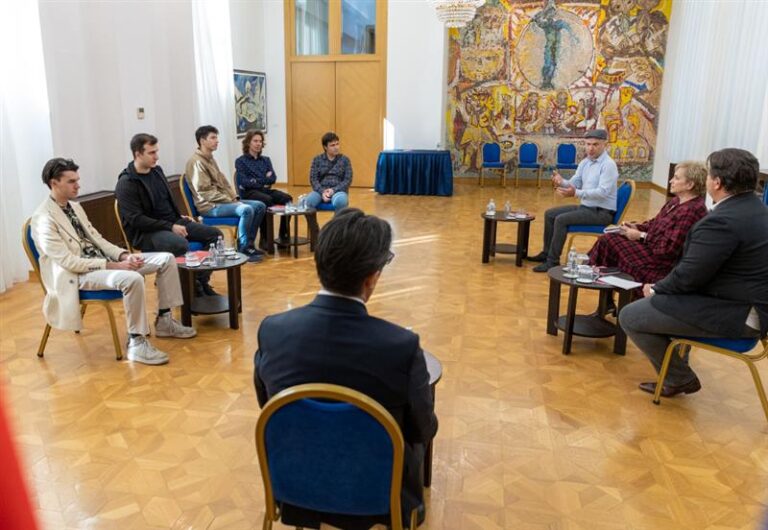 Пендаровски со ученици, добитници на медали на 29-тата Балканска олимпијада по информатика