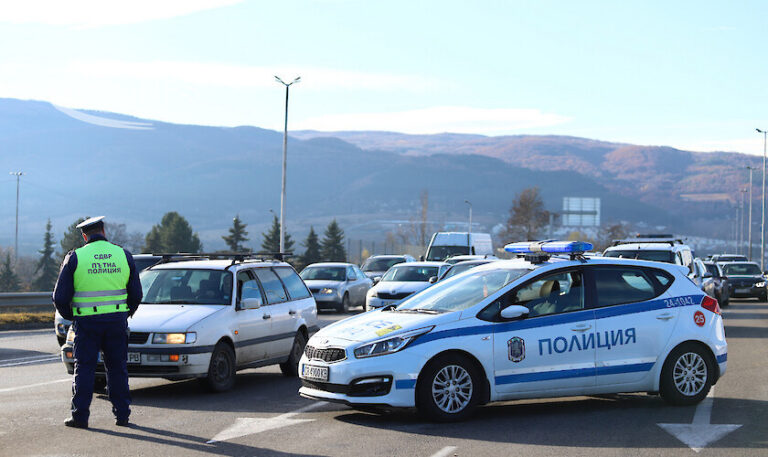 Во Бугарија сообраќајка на полициско возило и комбе со мигранти, еден полицаец се бори за живот