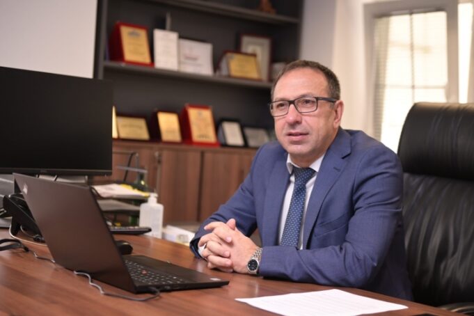 Директорот на топланата Скопје Север, Рамадани пцуел новинарка: Пи*ка ти материна… матер ти е*ам!