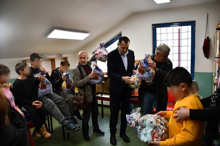 (Галерија) Бугарската амбасада во Скопје раздаде новогодишни пакетчиња на деца и лица со попречености во Кавадарци и Велес