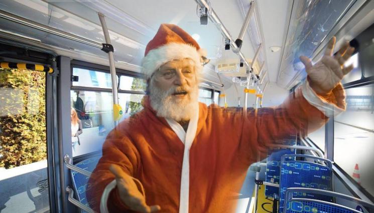 (Фотографии) Празничниот дух е тука: Дедо Мраз возеше автобус во Софија