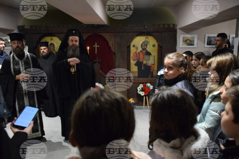 Изложба раскажува за храмот-костурница во Кресна, каде почиваат 526 бугарски офицери и војници, кои загинале во Балканските војни и во Првата светска војна