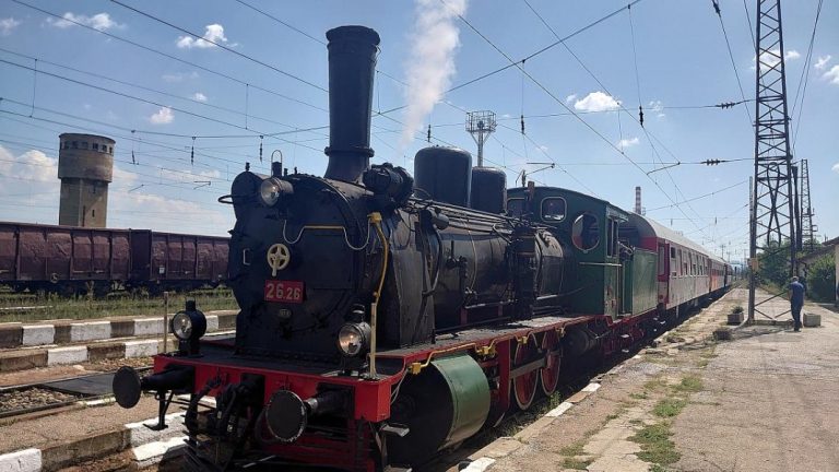 Најстарата парна локомотива на БДЖ ќе влече божиќен воз од Софија до Банкја