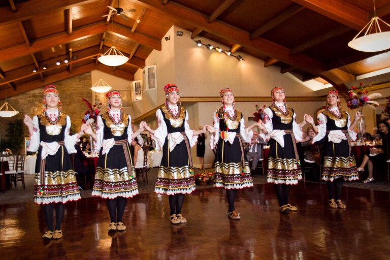 Танчерите од „Лудо младо“ со концерт ја прославуваат 20-годишнината на ансамблот во Бостон