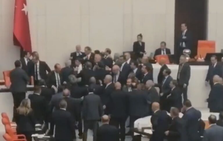Тепачка во турскиот парламент,пратеник итно префрлен во болница во Анкара