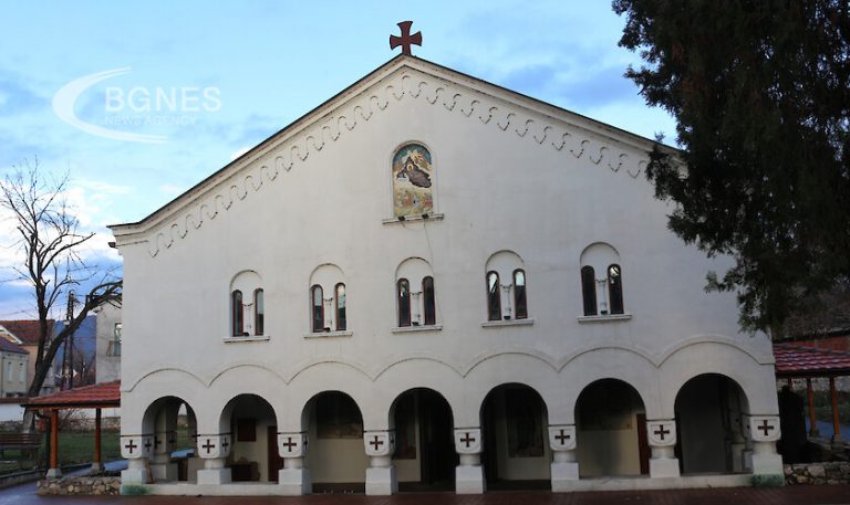 На пазар во близина на бугарската „Пазарска црква“ во Пирот