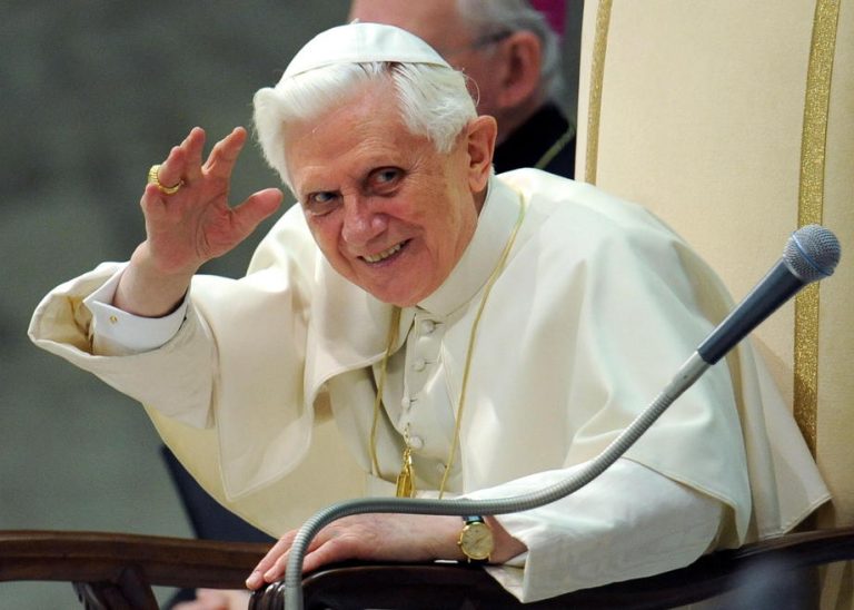 Оддавање почит на поранешниот папа Бенедикт Шеснаесетти во Ватикан