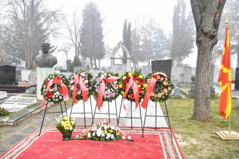 Оддадена почит и положено цвеќе на гробот на првиот претседател Киро Глигоров