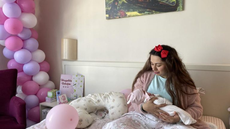 (Видео) Бремена жена која го преживеа земјотресот во Турција роди девојче: Среќна сум, но и тажна