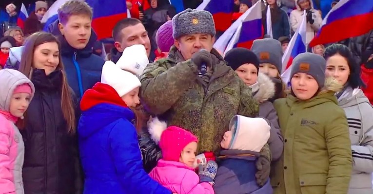Украински медиуми: Деца од Мариупол на концерт во Москва, се заблагодарија на руската армијата, иако мајката им е убиена од Русите