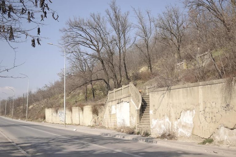 Арсовска се огласи за ненадлежна откако Герасимовски и’ укажа дека се распаѓа ѕид на Скопско Кале