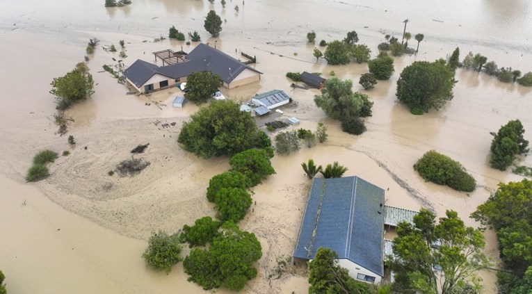 (Видео) Поплави, лизгање на земјиштето и огромни бранови, циклонот Габриел направи хаос во Нов Зеланд