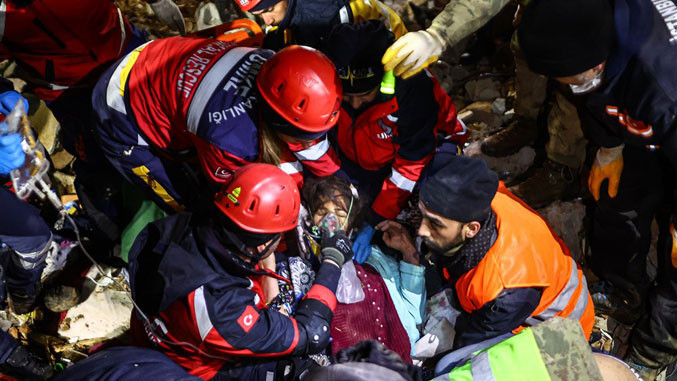 Две лица спасени речиси 150 часа по земјотресот во Турција