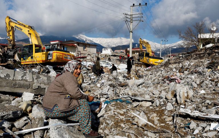 Бројот на загинати во Турција и Сирија надмина 11 илјади, тлото не престанува да се тресе