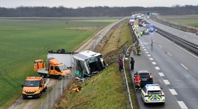 Автобус излета од пат во Словенија, најмалку три лица загинаа