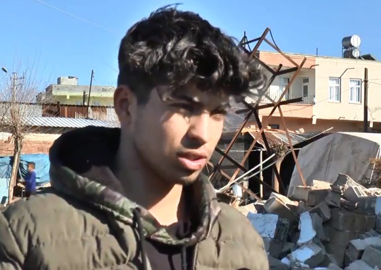 (Видео) Момче било извлечено од под урнатините два часа откако го сними своето проштално видео