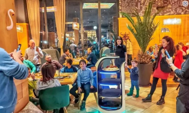 Во Пловдив робот келнер ги опслужува гостите на позната пицерија во градот