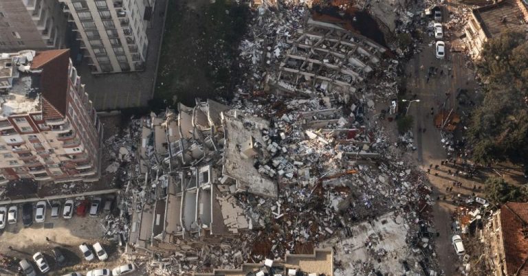 (Видео) Сателитски снимки го покажуваат ужасот во Турција, бројот загинати постојано расте