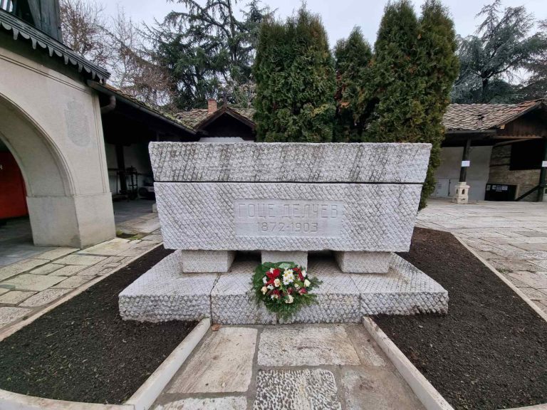 Самоидентификацијата на Делчев, која не смее да се спори, не ме прави ни современ Бугарин, ниту пак помал Македонец