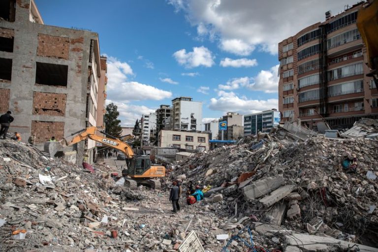 Бројот на загинати по земјотресите во Турција и Сирија надмина 33.000