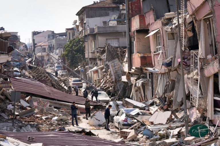 Апсења во Турција: Во земјотресот се урнала нова зграда поради грешка во станот на приземјето