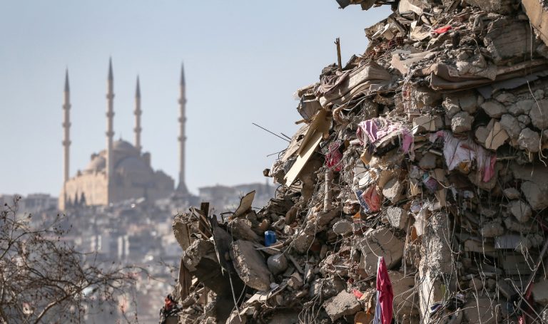 Турција забрани отпуштања на работниците во 10 градови по земјотресот