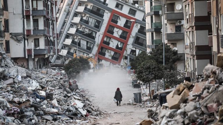Се урнаа неколку оштетени згради во новиот земјотрес во Турција, татко и ќерка заробени под урнатините