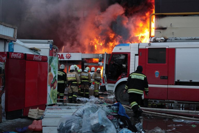 (Видео) Пожар во Русија: има опасност пламенот да се прошири на складиште со запалива течност