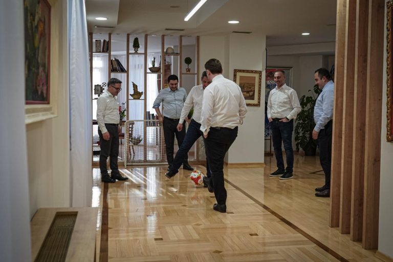 Ковачевски има разбирање за Груби што игра фудбал во канцеларијата со колегите од ДУИ
