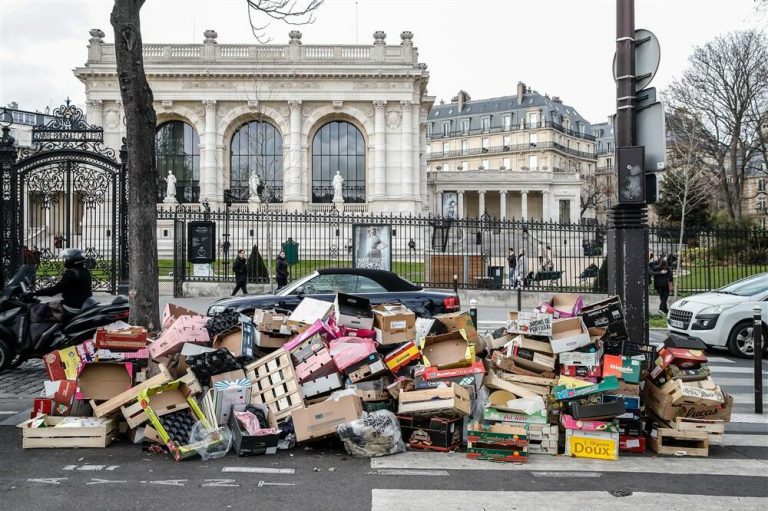 Париз се дави од ѓубре, комуналците штрајкуваат веќе седум дена