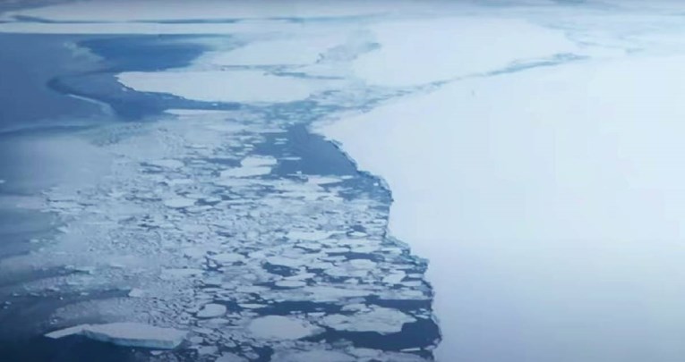 (Видео) Санта мраз со големина на Лондон се отцепи од Антарктикот
