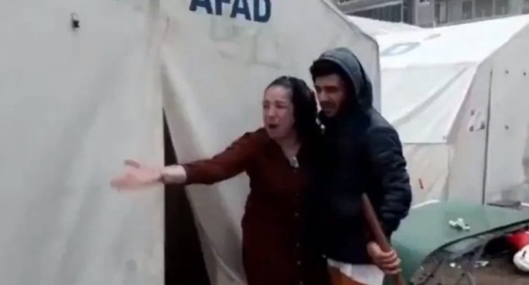 (Видео) Обилни дождови во Турција ги поплавија шаторите во кои живеат жртви од земјотресот