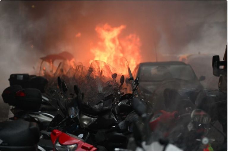 (Видео) Навивачите на Ајнтрахт го уништија Неапол: Жестока пресметка со полицијата, летаат факели и камења